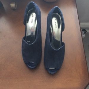 Navy heels
